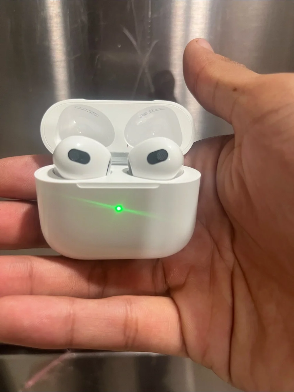 Apple White Wireless Earbuds with Charging Case
